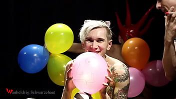 Abspielen Nicky mag bunte Luftballons sehr
