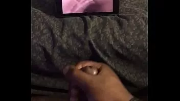 play Viendo porno lésbico en plena noche