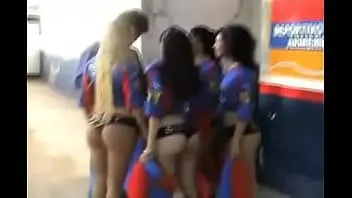 Abspielen Argentinische Cheerleader zeigen ihre Knackärsche in engen Tanga-Höschen