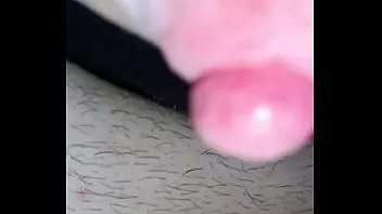 Jouer Pomper ma bite haut comme fuxk, m'a poussé un gros éclat dans le cul pour la première fois !!! mon cul serré