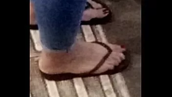 Jouer Fesses Phat et pieds d'adolescent candides léchables pédicure rouge en sandales la nuit à l'extérieur du voyeur