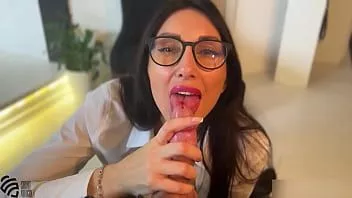 play Secretária luxuriosa chupa o pau do chefe para uma entrevista