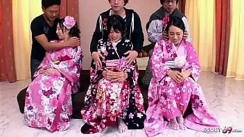 play Orgía rara japonesa con tres lindos adolescentes jav con coño peludo