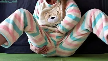 播放 穿着睡衣的新淫荡女孩在 xvideos 上戏弄湿润的小穴和喷水