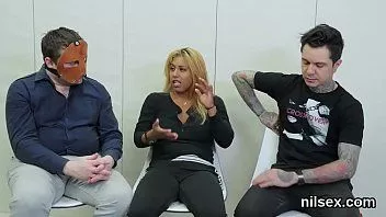 Reproduzir Cutie mal-humorada é trazida para um asilo anal para tratamento doloroso