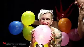 play Nicky mag bunte Luftballons sehr