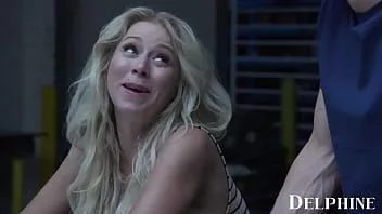 Jouer Delphine films - les collègues Katie Morgan et David Lee baisent sur le bureau du patron