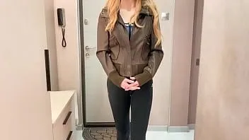 play Traição real enquanto a esposa está na sala ao lado