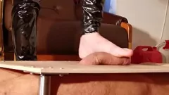 Afspelen Hongaarse Meesteres domineert in voetenfetisj-BDSM-sessie met cognitieve gedragstherapie - Deel 1