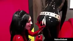 Putar Fantasi Fetish: Nicci Tristan & RubberDoll dalam Permainan Dildo Lesbian Intens!