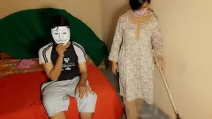 Jouer La femme de ménage indienne du propriétaire de la maison expérimente le sexe anal pour la première fois