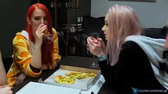 play Experimentul lesbian se transformă într-o orgie sălbatică: adolescenți amatori și sâni mari