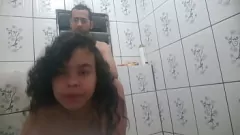 Jouer Un adolescent provocateur Jully ne peut pas résister à ma grosse bite pendant qu'elle prend une douche