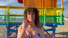 play ユダヤ人の熟女はビーチでランダムなスタッドと公共のセックスをしています