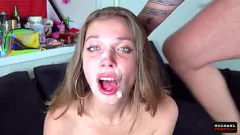 play Petite bebeğim cums üzerinde onu dick birden çok kez yoğun oral seks oturumu