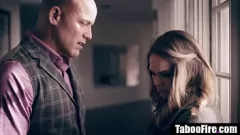 Reproduzir Rough Stepdad ameaça o trabalho de decapagem de enteado adolescente